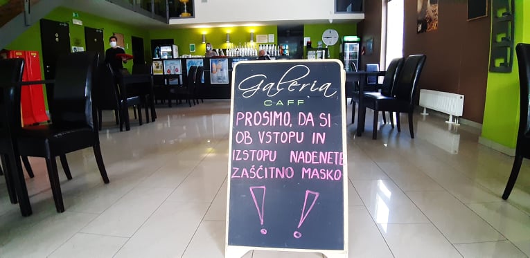 Tako pano opozarja goste na upoštevanje priporočil (foto: arhiv Caffe Galerija)