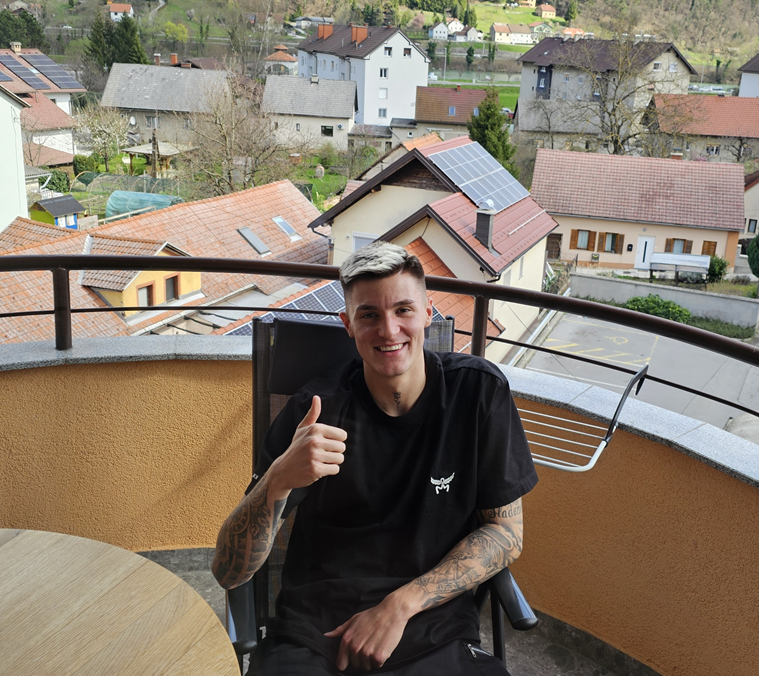 Foto: Benjamin na domačem balkonu v Radečah; osebni arhiv družine Šeško